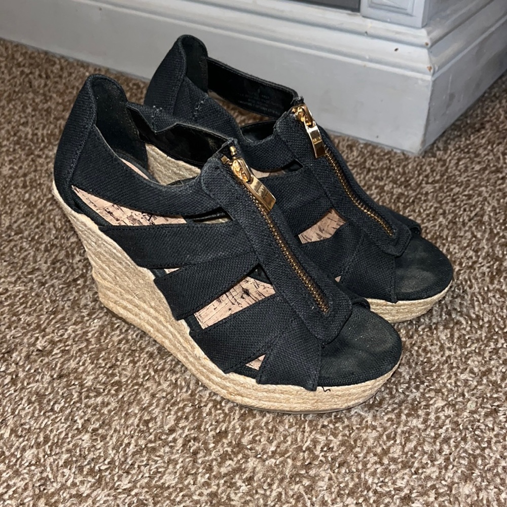 Black wedges